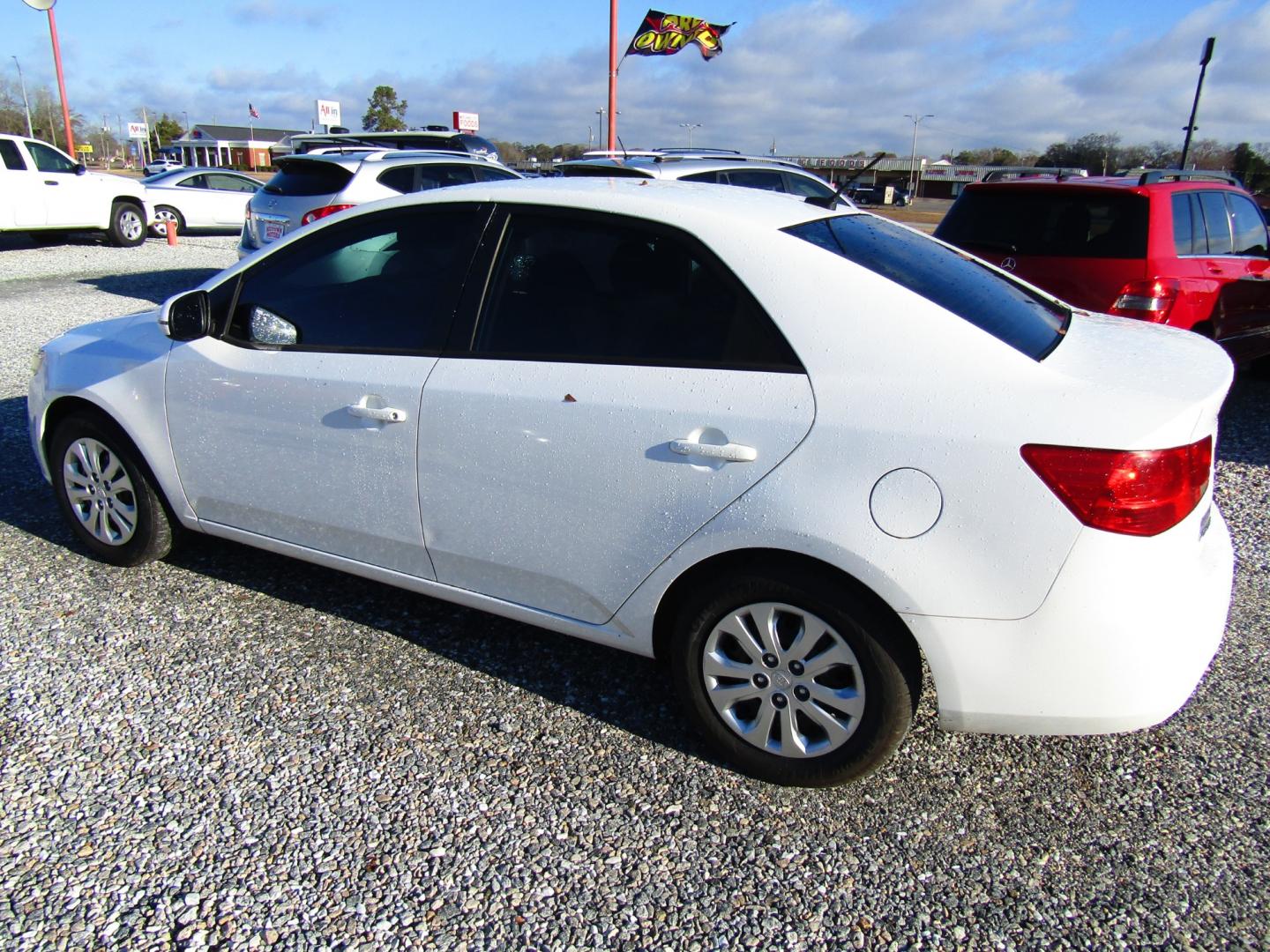 2012 White Kia Forte EX (KNAFU4A22C5) with an 2.0L L4 DOHC 16V engine, Automatic transmission, located at 15016 S Hwy 231, Midland City, AL, 36350, (334) 983-3001, 31.306210, -85.495277 - Photo#5